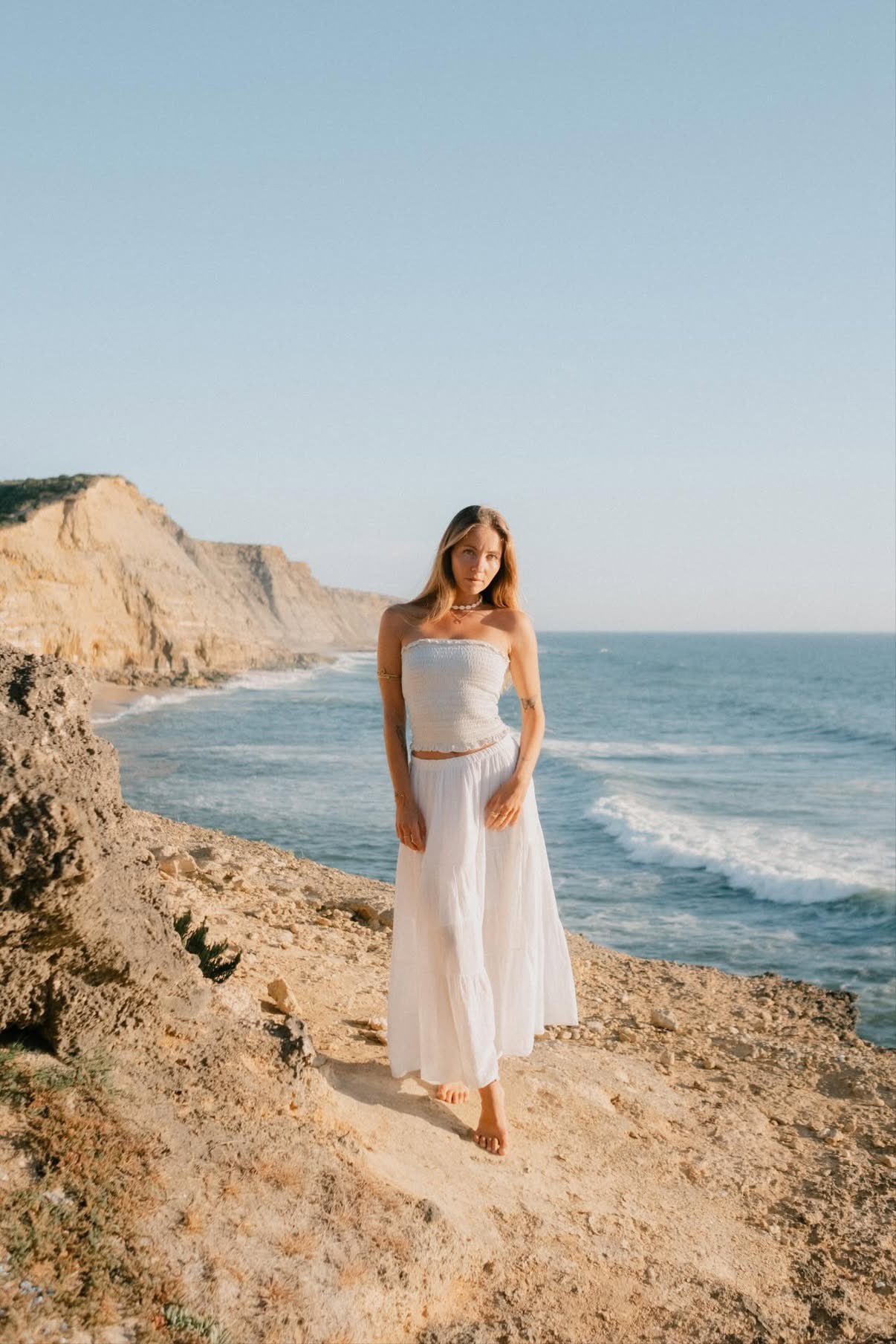 Coastal full-length portrait in warm light by Suso Garcia